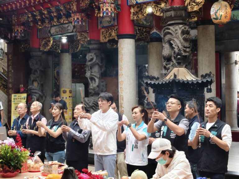 黃國昌率三蘆主任周曉芸參拜三重義天宮 愛心公益「一人一顆挺菜農」高麗菜發送 | 數位公益領導者｜共創社會影響力｜亞太搜尋引擎產業協會