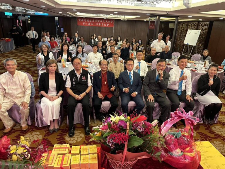 中華易經道法總會第一屆總會長就任大典 張善政親自授證印信給總會長林春文 | 數位公益領導者｜共創社會影響力｜亞太搜尋引擎產業協會