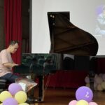 視障鋼琴家許哲誠蒞臨信義國小 音樂分享生命韌性 | 數位公益領導者｜共創社會影響力｜亞太搜尋引擎產業協會