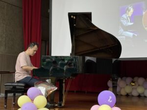 視障鋼琴家許哲誠蒞臨信義國小 音樂分享生命韌性 | 數位公益領導者｜共創社會影響力｜亞太搜尋引擎產業協會