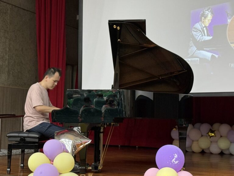 視障鋼琴家許哲誠蒞臨信義國小 音樂分享生命韌性 | 數位公益領導者｜共創社會影響力｜亞太搜尋引擎產業協會