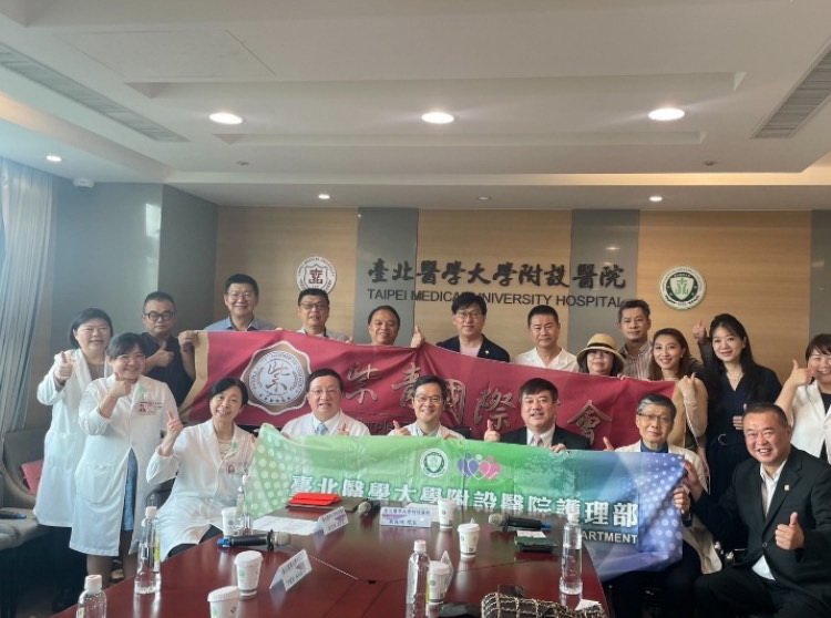 紫青國際商會「公益元年」啟動！郭金耀捐贈30萬元慰勞北醫護理人員 | 數位公益領導者｜共創社會影響力｜亞太搜尋引擎產業協會