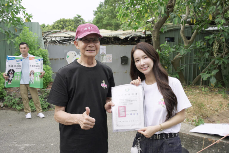 舞台女神化身浪浪守護者！「禾羽 KIMI 」親洗高齡狗狗掀溫柔追星風 帶粉絲變志工 | 數位公益領導者｜共創社會影響力｜亞太搜尋引擎產業協會