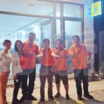 圖說：交流團成員晚間返回壽立酒店（LẬP 3）後於門口合影留念，在燈光招牌前比出友好手勢，為首日晚間活動畫下句點。（記者黃振綱拍攝）