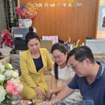 圖說：東協商會代表與 Yến Sào Song Kim 管理團隊在門市沙發區討論合作方案，透過實地交流深入了解越南燕窩產業鏈與市場趨勢。（圖由東協商會提供）