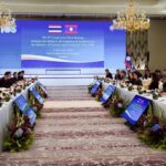 圖說：泰國與寮國於 12 月 17 日在曼谷舉行第 8 次經濟合作計畫會議，雙方官員就推動跨境物流、簡化轉運程序及銜接「寮中鐵路」交換意見，目標在 2027 年前將雙邊貿易額推升至 110 億美元。此舉被視為重塑湄公河流域陸運與區域供應鏈布局的重要一步。（圖／翻攝自 The Nation Thailand）