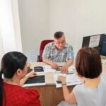 越南辦事處主任曾永欽與團隊進行實務討論。商會強調「跑在現場」的服務模式，為台商提供第一線路徑指引（圖／東協商會拍攝）