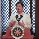 菲律賓總統在馬拉坎南宮發表談話時表示,面對人工智慧(AI)快速發展,政府有必要思考監管方向,但相關立法並非一蹴可幾,仍需在科技創新、法律框架與公共利益之間取得平衡(圖翻攝自ABS-CBN News)