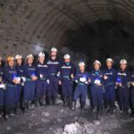 TKV 礦業集團幹部與礦工在地下巷道合影,展現誓言完成 2025 年 8% 成長目標的決心(圖翻攝自baochinhphu)