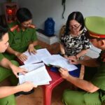 胡志明市守德地區基層警方在《282/2025號政令》生效首日，走訪出租套房與旅宿據點，向房東／管理者逐項說明「留宿通報、暫住登記」流程與應備文件；這類逐戶宣導與查核，意味越南對住宿申報的執行強度升溫，台商外派住宿與工廠宿舍管理也需同步補上合規SOP。（圖翻攝自胡志明市法律報）