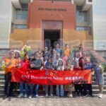 圖說：本次「2025安江—朱篤—薄遙商機探索暨 BNI 跨境交流之旅」首日行程，考察團抵達安江省博物館，來自越南與台灣的 27 位企業代表在館前合影，為三天兩夜的商務旅遊交流正式揭開序幕。（圖由越南全富佳旅行社提供）