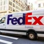 FedEx 物流車穿梭市區街頭,反映在雙 11、黑色星期五等電商促銷帶動下,馬來西亞年終網購與跨境包裹量同步飆升(圖翻攝自businesstoday)
