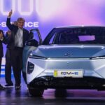 馬來西亞首款本土研發電動車 Perodua QV-E 在吉隆坡正式亮相,首相安華出席啟動儀式,宣示打造國產 EV 產業與完善在地電動車生態系的決心(翻攝自electrive)