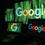 這張示意圖展示了在充滿綠色數位代碼背景環繞下,多個螢幕顯示著 Google 標誌的場景,凸顯了這家科技巨頭在數位世界中的核心地位。圖片來源:carboncredits.com。