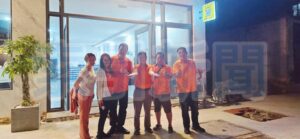 圖說：交流團成員晚間返回壽立酒店（LẬP 3）後於門口合影留念，在燈光招牌前比出友好手勢，為首日晚間活動畫下句點。（記者黃振綱拍攝）