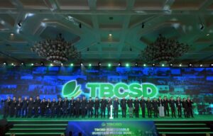 泰國企業永續發展協會（TBCSD）在曼谷舉辦「TBCSD Sustainable Business Forum 2025」，能源、金融與製造等產業領袖齊聚舞台，宣示聯手推動泰國邁向低碳與淨零經濟，未來在泰台商也將面臨更嚴格的減碳與供應鏈要求。（圖翻攝自thaipr）