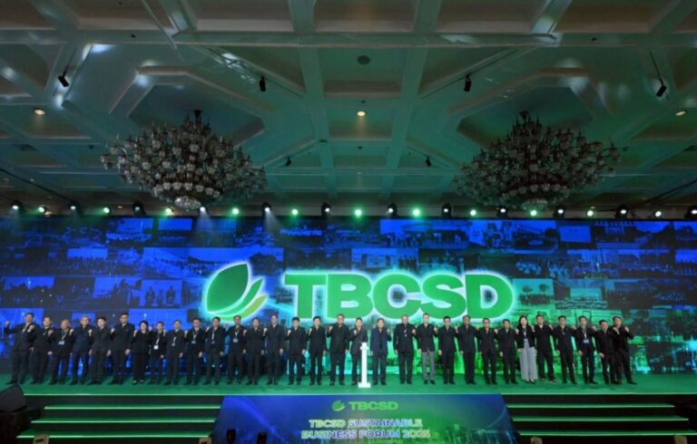 泰國企業永續發展協會（TBCSD）在曼谷舉辦「TBCSD Sustainable Business Forum 2025」，能源、金融與製造等產業領袖齊聚舞台，宣示聯手推動泰國邁向低碳與淨零經濟，未來在泰台商也將面臨更嚴格的減碳與供應鏈要求。（圖翻攝自thaipr）