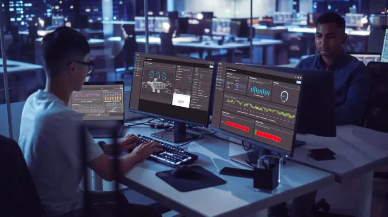 圖說：工程師在控制中心透過 AVEVA 工業 AI 與資料分析平台即時監控生產數據與設備狀態，協助泰國製造業提高效率、降低能耗，呼應泰國依循 BCG（生物－循環－綠色）經濟模型推動永續轉型的方向。（圖翻攝自 bangkokbiznews）