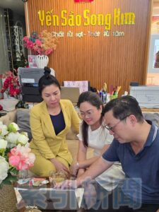 圖說：東協商會代表與 Yến Sào Song Kim 管理團隊在門市沙發區討論合作方案，透過實地交流深入了解越南燕窩產業鏈與市場趨勢。（圖由東協商會提供）