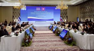 圖說：泰國與寮國於 12 月 17 日在曼谷舉行第 8 次經濟合作計畫會議，雙方官員就推動跨境物流、簡化轉運程序及銜接「寮中鐵路」交換意見，目標在 2027 年前將雙邊貿易額推升至 110 億美元。此舉被視為重塑湄公河流域陸運與區域供應鏈布局的重要一步。（圖／翻攝自 The Nation Thailand）