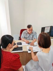 越南辦事處主任曾永欽與團隊進行實務討論。商會強調「跑在現場」的服務模式，為台商提供第一線路徑指引（圖／東協商會拍攝）