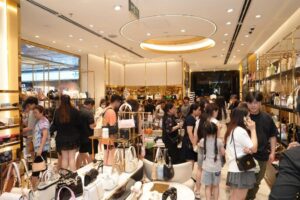 年終購物季開跑，越南商場內名牌包專賣店擠滿前來挑選折扣商品的民眾，顯示零售業已步入年度消費高峰（圖翻攝自kinhtetieudung）