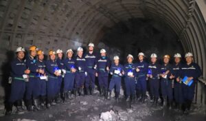 TKV 礦業集團幹部與礦工在地下巷道合影，展現誓言完成 2025 年 8% 成長目標的決心（圖翻攝自baochinhphu）