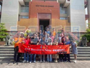 圖說：本次「2025安江—朱篤—薄遙商機探索暨 BNI 跨境交流之旅」首日行程，考察團抵達安江省博物館，來自越南與台灣的 27 位企業代表在館前合影，為三天兩夜的商務旅遊交流正式揭開序幕。（圖由越南全富佳旅行社提供）