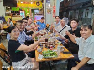 東協商貿發展策進會（東協商會）胡志明市辦公室於2025年12月20日晚間在胡志明市平新郡平治東區舉辦商務交流餐敘，商會顧問與各產業來賓齊聚互動，透過餐敘交流促進跨產業對接與合作契機（圖／越南東協商會辦公室提供）