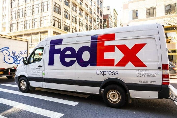 FedEx 物流車穿梭市區街頭，反映在雙 11、黑色星期五等電商促銷帶動下，馬來西亞年終網購與跨境包裹量同步飆升（圖翻攝自businesstoday）
