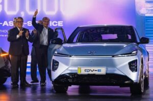 馬來西亞首款本土研發電動車 Perodua QV-E 在吉隆坡正式亮相，首相安華出席啟動儀式，宣示打造國產 EV 產業與完善在地電動車生態系的決心（翻攝自electrive）