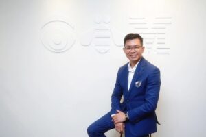 IBM 馬來西亞董事總經理 Dickson Woo（如圖）指出，憑藉穩固的基礎設施與《2030 新工業大藍圖》政策助攻，馬來西亞已掌握成為「東協 AI 強權」的關鍵要素，這也預示了當地對高階運算硬體與系統整合服務的需求將大幅攀升。（圖片來源：CRN Asia）