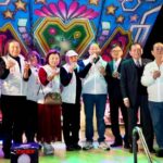 圖說：管委會團隊合影 艋舺二水門龍津宮管理委員會全體成員於晚宴舞台上合影留念。眾人身著統一隊服舉杯，向現場參與的信眾及貴賓致意，感謝各界過去一年來對宮務的熱情護持。(圖／主辦單位提供)