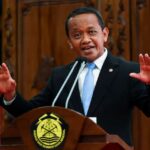 印尼能源與礦產資源部長在雅加達發表談話。政府稱將下調煤與鎳等礦產產量配額以支撐價格。（圖／路透社）