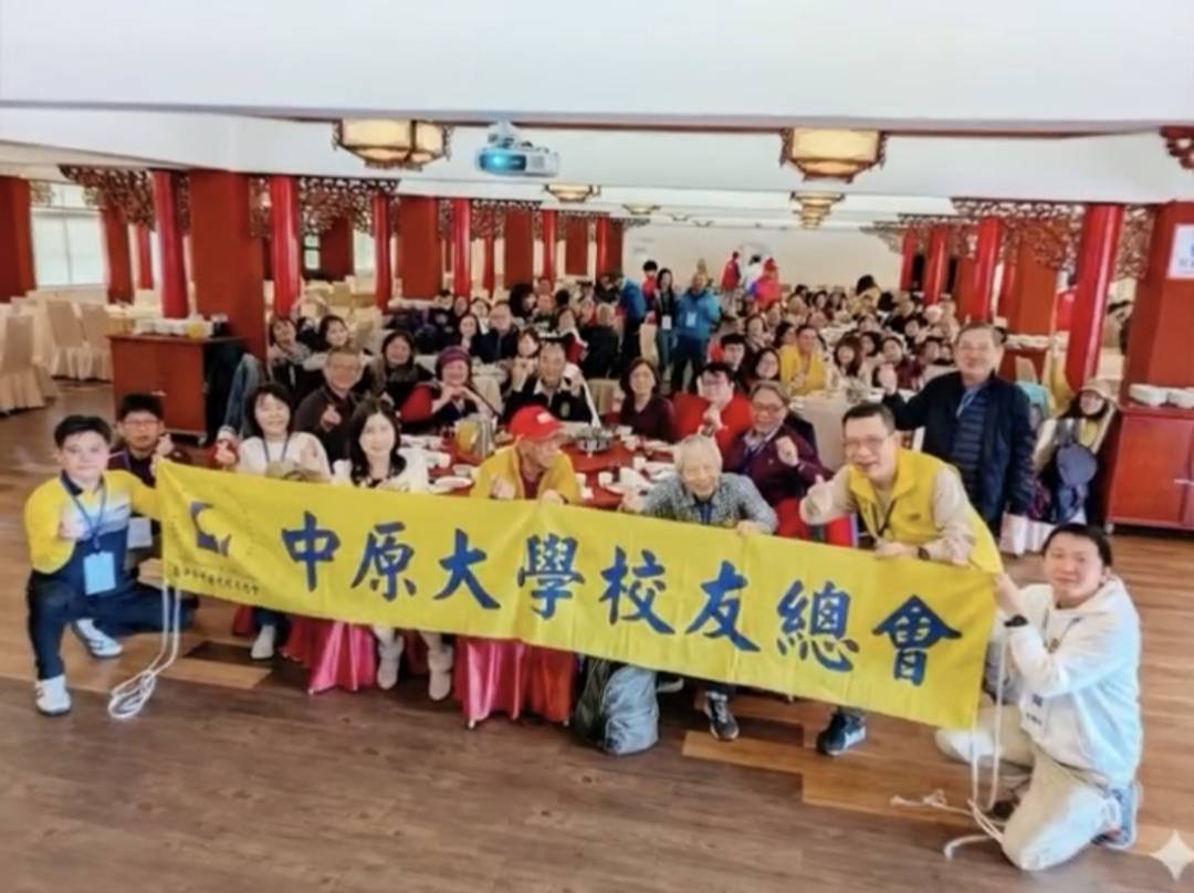 遊樂園裡的理監事會,展現了中原人的廣度與溫度! 中原大學校友總會大合照,校友與眷屬齊聚六福村同樂兼議事,展現跨世代交流與校友情感連結。圖:中原大學校友總會提供