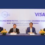 Visa 與黎剎商業銀行(RCBC)在菲律賓馬卡蒂市舉行簽帳金融卡(debit)合作儀式,雙方表示將透過擴大Visa簽帳卡發行與受理網絡,推動菲律賓朝「少現金(cash-lite)」支付環境發展。圖片翻攝自 InsiderPH。