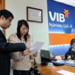 越南國際銀行(VIB)分行內,行員向民眾說明申辦文件。隨越南推出新設中小企業前三年免企業所得稅等扶植措施,市場關注稅務優惠與融資服務能否協助企業度過景氣波動期。(圖片翻攝自 Znews)