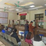 越南清化省三丘社行政服務中心近日導入智慧政務設備,民眾在櫃台辦理土地等行政業務時,可透過取號看板與前台引導系統縮短等候時間;此案例被越南媒體視為 AI 應用下沉至村級基層治理的試點之一。圖片翻攝自 baomoi.com