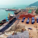 越南政府要求各省市在 2026 年對齊「至少 10%」的經濟成長目標,並以交通與港口等大型基礎建設作為帶動投資與物流效率的關鍵支撐。圖為越南一處港區作業景象。圖片翻攝自 vietnamnews.vn