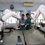 越通社《越南+》報導指出,越南多地依循第57號決議加速推動科學技術與數位轉型,並以培育 AI、半導體與自動化等高階人才作為政策重點之一。圖為越南技術人員在實驗室操作工業機械手臂設備示意。圖片翻攝自 vietnamplus.vn