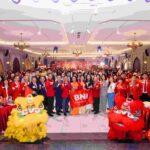 啟動典禮現場冠蓋雲集,祥獅獻瑞與財神爺為活動揭開吉祥序幕,預祝會務昌隆。數百位台越企業主與 BNI 嘉賓齊聚平陽 Sesan 酒店,共同見證這場年度商業盛事,現場氣氛熱烈非凡。(圖/欒金鳳 提供)