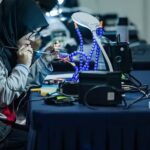 為支撐「新工業大藍圖2030」(NIMP 2030)推進高附加價值製造,馬來西亞近年強調以技職教育與STEM培育高技能人力;圖為學員在實作環境下進提醒電子零組件焊接與檢測。圖/翻攝自《自由大馬今日》