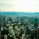 馬來西亞吉隆坡市中心天際線一景。官方正透過沙盒測試檢驗銀行業導入國家數位身分系統 MyDigital ID 的準備度，評估其在開戶與交易身分驗證等金融場景的應用可行性。（圖片翻攝自 FinTech Global）