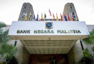 馬來西亞國家銀行（Bank Negara Malaysia）總部外觀。外界關注馬國下修財政赤字上限後，貨幣與財政政策的操作空間及其對企業融資成本與投資環境的影響。圖／翻攝《新海峽時報》（NST）