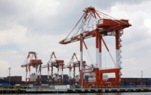 菲律賓統計局（PSA）數據顯示，2025年12月菲律賓貨品對外貿易總額年增13%，其中出口增幅高於進口，帶動當月貿易逆差收斂；圖為港口貨櫃碼頭與吊臂作業情景，象徵菲律賓年末外貿活動回溫。（圖片翻攝自菲律賓新聞社 PNA）