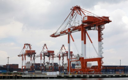 菲律賓統計局（PSA）數據顯示，2025年12月菲律賓貨品對外貿易總額年增13%，其中出口增幅高於進口，帶動當月貿易逆差收斂；圖為港口貨櫃碼頭與吊臂作業情景，象徵菲律賓年末外貿活動回溫。（圖片翻攝自菲律賓新聞社 PNA）