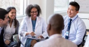 印尼與中國宣布合作成立數位健康聯合實驗室，合作重點涵蓋醫療人工智慧、數位醫療工具研發與標準化推動，印尼官方強調將在既有監管與安全框架下導入相關技術。圖為醫療人員與個案進行討論的示意畫面。 **圖片來源：**翻攝自 Healthcare IT News 報導頁面