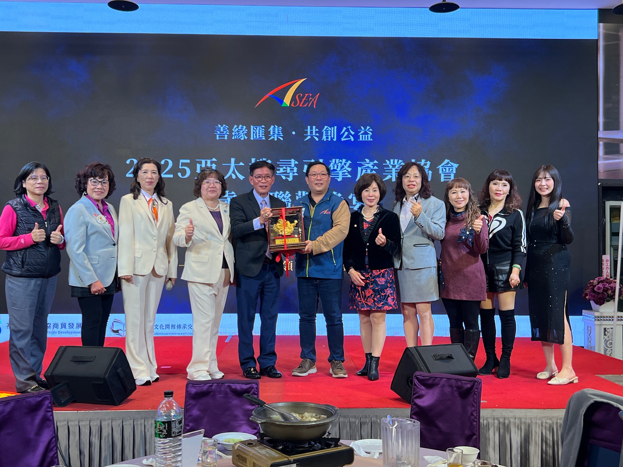 ASEA攜手TACA擴大合作 2026啟動社團媒體平台 新北市三重區社區服務關懷協會致贈東協商會理事長黃振綱紀念禮品(圖/主辦單位提供)