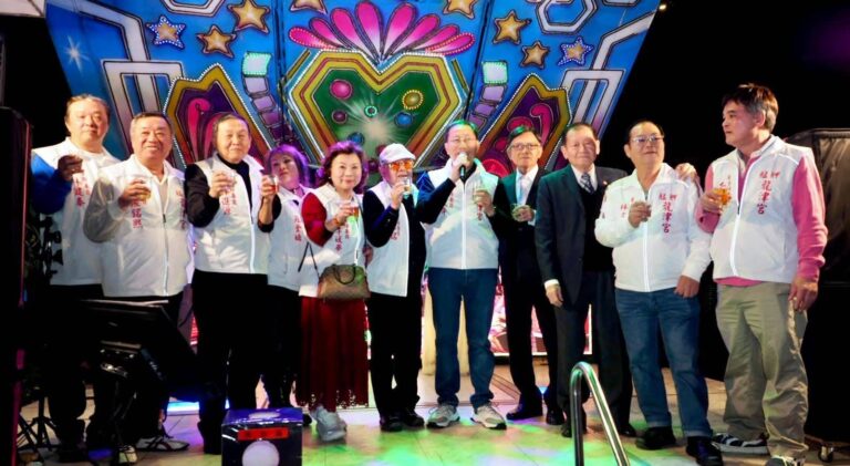 圖說：管委會團隊合影 艋舺二水門龍津宮管理委員會全體成員於晚宴舞台上合影留念。眾人身著統一隊服舉杯，向現場參與的信眾及貴賓致意，感謝各界過去一年來對宮務的熱情護持。(圖／主辦單位提供)