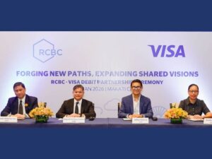 Visa 與黎剎商業銀行（RCBC）在菲律賓馬卡蒂市舉行簽帳金融卡（debit）合作儀式，雙方表示將透過擴大Visa簽帳卡發行與受理網絡，推動菲律賓朝「少現金（cash-lite）」支付環境發展。圖片翻攝自 InsiderPH。